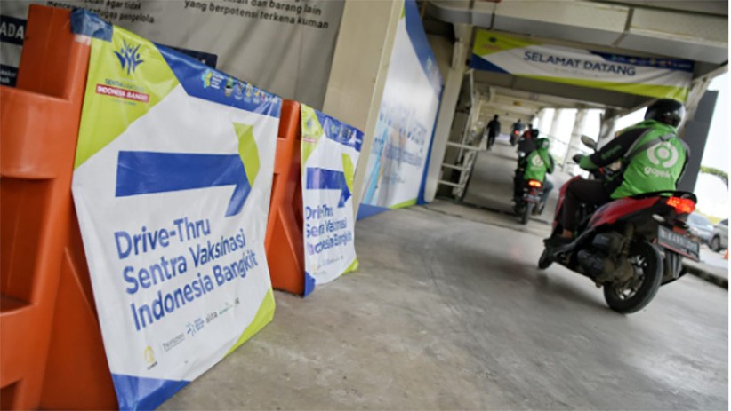 Presiden Jokowi Didampingi Gubernur Ridwan Kamil Tinjau Vaksinasi Massal - Bagian 3