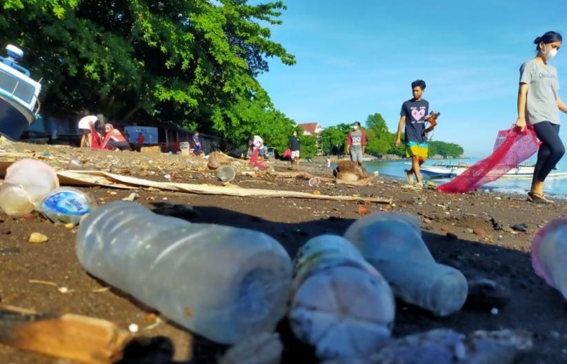 Penyelam di Manado Angkut Ratusan Kilo Sampah Plastik di Pantai Malalayang