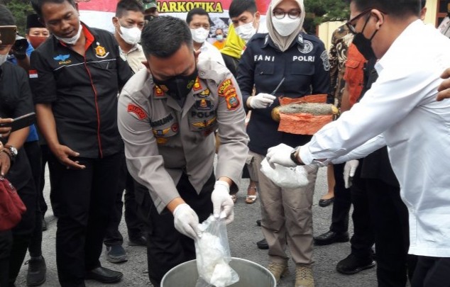 Polres Langkat Musnahkan 3 Kg Sabu dengan Cara Direbus