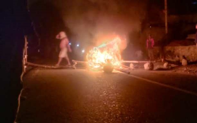 Dimaki Kata Anjing oleh Orang Tua Murid, Keluarga Kepsek di Dompu Blokir Jalan