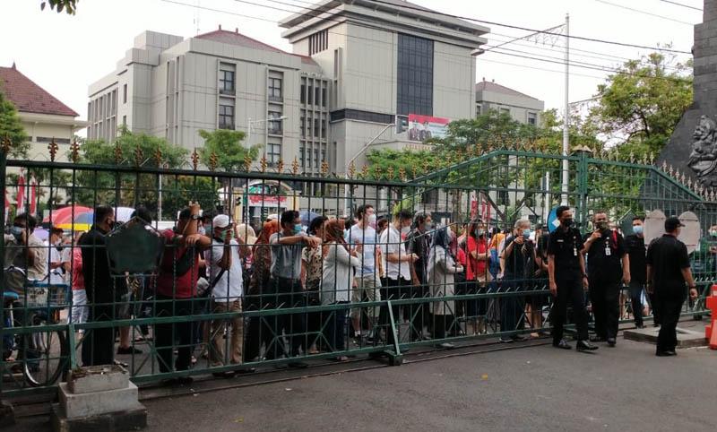 KIP Jateng: Ganjar Harus Bertanggung Jawab atas Kerumunan Vaksinasi di Gradhika