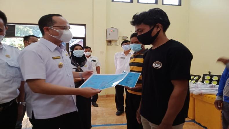 127 Nelayan di Bangka Tengah Terima Kartu Asuransi 