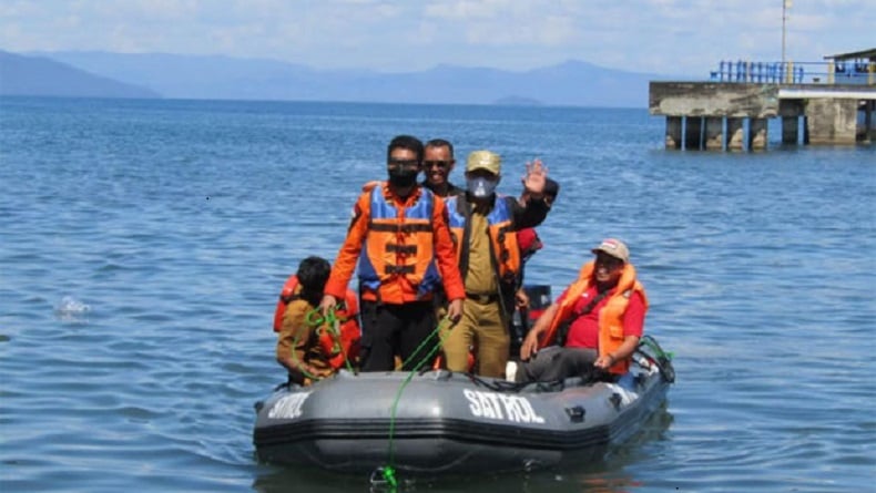 Bupati Luwu Timur Ikut Turun Cari 2 Penumpang Hilang di Danau Towuti