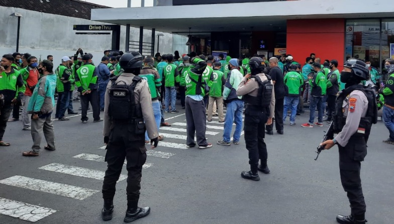 Satgas Covid-19 Kota Solo Bubarkan Kerumunan di Salah Satu Restoran Cepat Saji