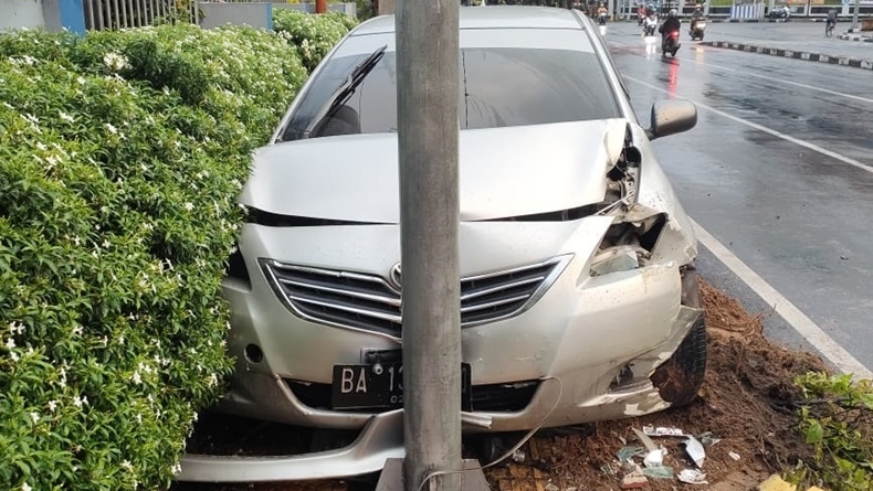 Hilang Kendali, Mobil Sedan Hantam Pembatas Jalan dan Tiang Listrik di Padang