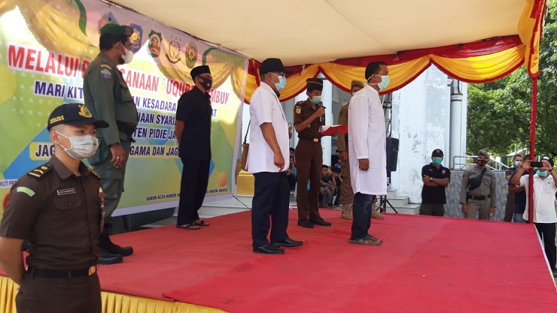 3 Pejudi Online Dihukum Cambuk di Depan Masjid Teungku Chik Pante Geulima