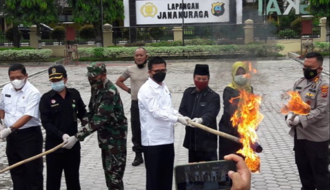 title Pemusnahan Barang Bukti, Ganja 100 Kg Lebih Dibakar Forkopimda Langkat Pemusnahan Barang Bukti, Ganja 100 Kg Lebih Dibakar Forkopimda Langkat