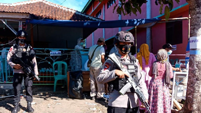 Brimob Bersenjata Jaga Ketat Penghitungan Suara Pilkades 2021 di Garut