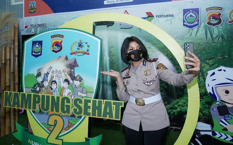 title Polwan Cantik Iptu Rita Ajak Warga Swafoto di Photobooth Kampung Sehat 2, Ada Hadiahnya Polwan Cantik Iptu Rita Ajak Warga Swafoto di Photobooth Kampung Sehat 2, Ada Hadiahnya