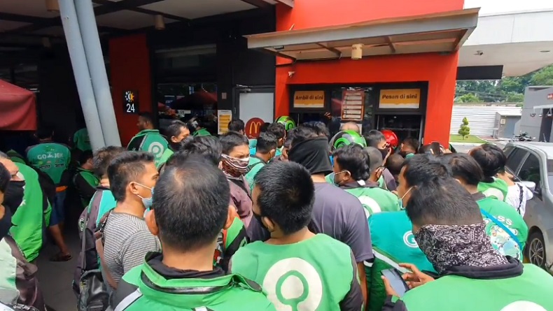 title Promo Restoran Siap Saji di Medan Ciptakan Kerumunan, Polisi Bubarkan Paksa Promo Restoran Siap Saji di Medan Ciptakan Kerumunan, Polisi Bubarkan Paksa