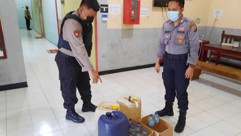 Puluhan Liter Cap Tikus dari Warung Disita Satsamapta Polres Bitung
