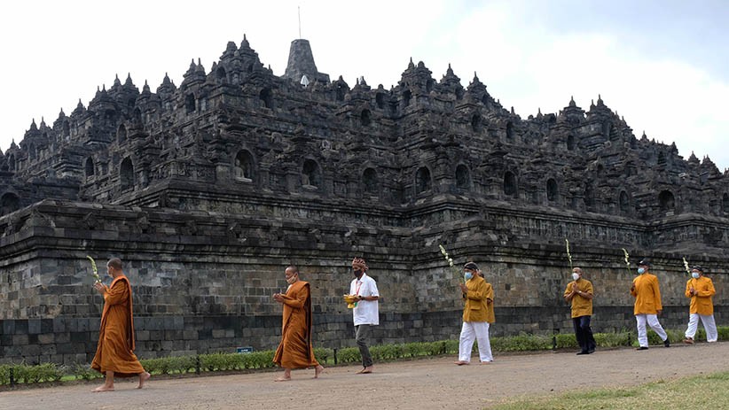 Ritual Uposatha Mandala Puja, Umat Buddha Kelilingi Candi Borobudur - Bagian 2