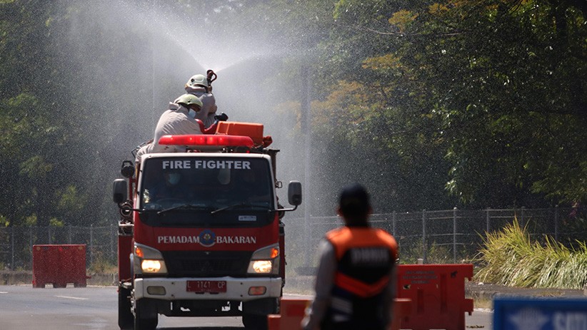 Pos Penyekatan Jembatan Suramadu Disemprot Cairan Disinfektan - Bagian 1