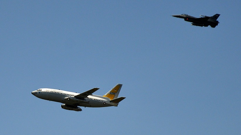 Jet Tempur F-16 TNI AU Turunkan Paksa Pesawat Asing yang Masuk Wilayah NKRI - Bagian 1
