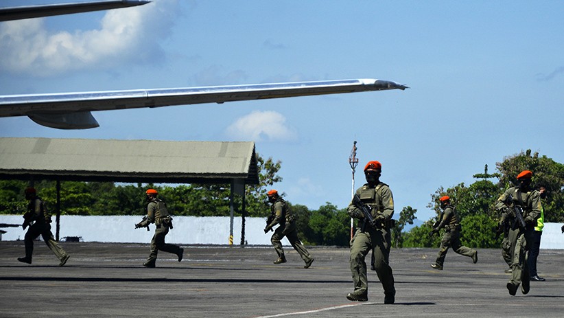 Jet Tempur F-16 TNI AU Turunkan Paksa Pesawat Asing yang Masuk Wilayah NKRI - Bagian 3