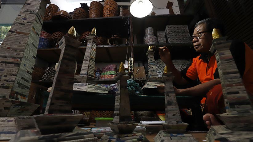 Pria Ini Buat Kerajinan Tangan dari Kertas Bekas, Dijual hingga Rp500.000 - Bagian 1