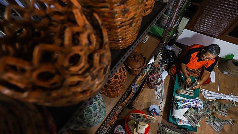 Pria Ini Buat Kerajinan Tangan dari Kertas Bekas, Dijual hingga Rp500.000 - Bagian 3