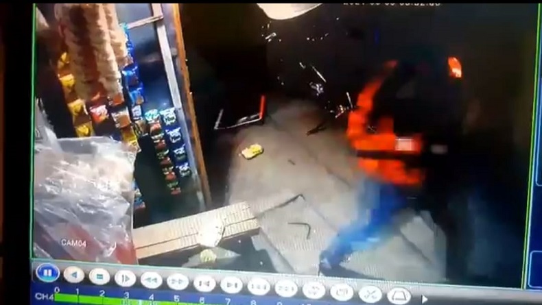 4 Begal Bergolok Bawa Kabur Motor dan Acak-acak Warung di Cihanjuang KBB