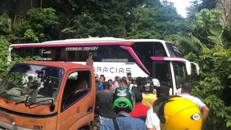 Butuh 16 Jam untuk Evakuasi Bus Gracias yang Tersangkut di Kelok 10 Agam