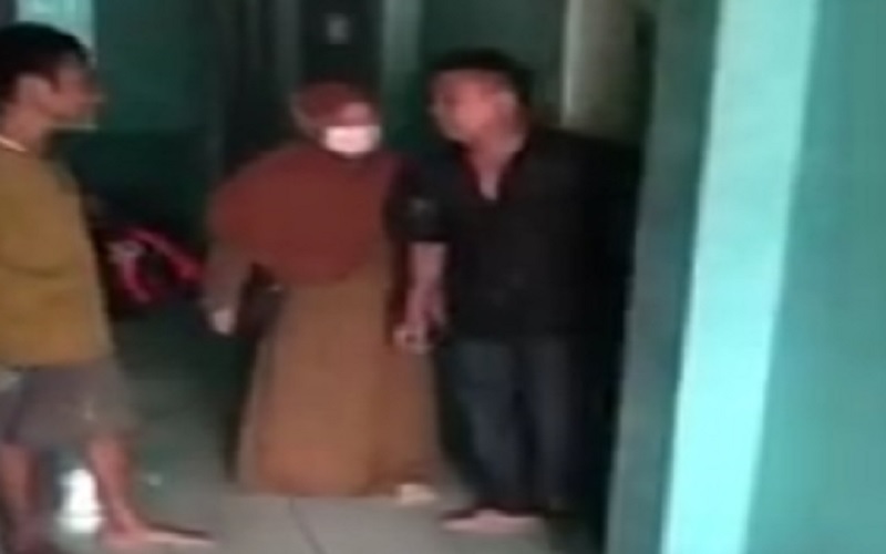 title Gerebek Sang Ayah, Anak Ini Ditodong Pisau oleh Perempuan Selingkuhan  Gerebek Sang Ayah, Anak Ini Ditodong Pisau oleh Perempuan Selingkuhan