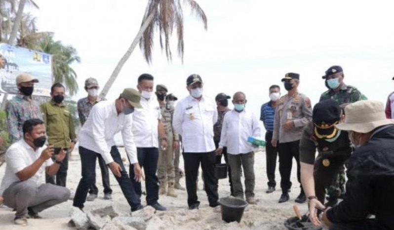Gubernur Babel Bangun Talud di Pantai Pesaren      