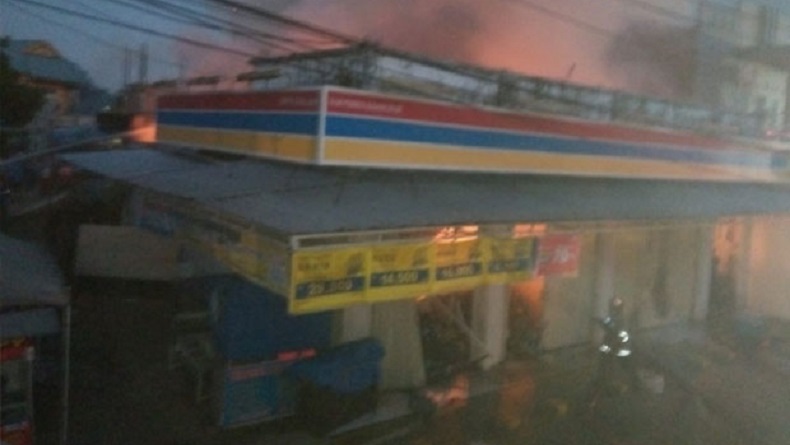 Minimarket di Bumi Permata Sudiang Makassar Terbakar, Diduga Korsleting Listrik