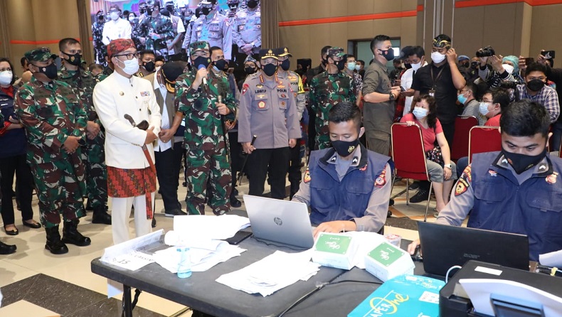 Panglima TNI Tinjau Serbuan Vaksinasi di Bandung, Ingatkan Warga Disiplin Prokes