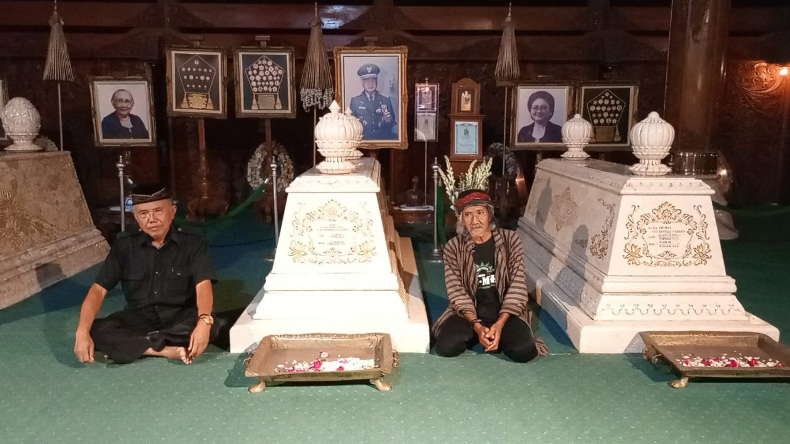 Harlah Seabad Presiden Soeharto, Seniman Lukis Jalan Kaki Jogja Ziarah ke Astana Giribangun