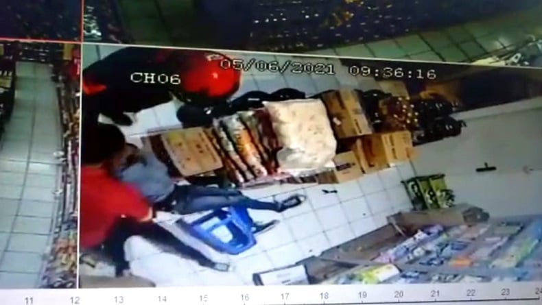 title Gegara Sebotol Parfum, 2 Pengutil Pukuli Pegawai Minimarket di Bandung Gegara Sebotol Parfum, 2 Pengutil Pukuli Pegawai Minimarket di Bandung