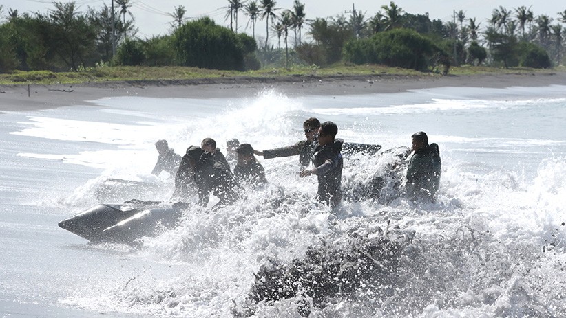 Pasukan Elite Indonesia dan AS Terjang Ombak Besar dengan Perahu Karet - Bagian 3