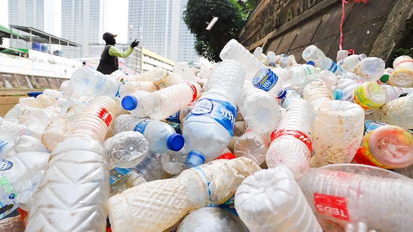 Ribuan Botol Plastik Dikumpulkan dari Kali Ciliwung - Bagian 2