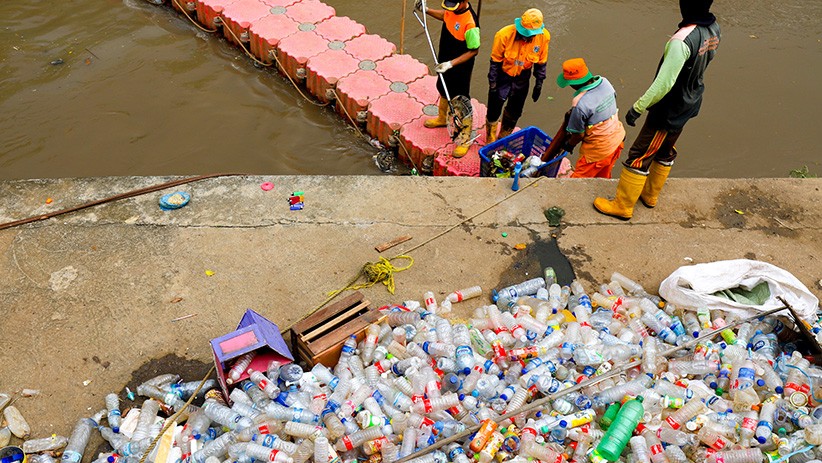 Ribuan Botol Plastik Dikumpulkan dari Kali Ciliwung - Bagian 1