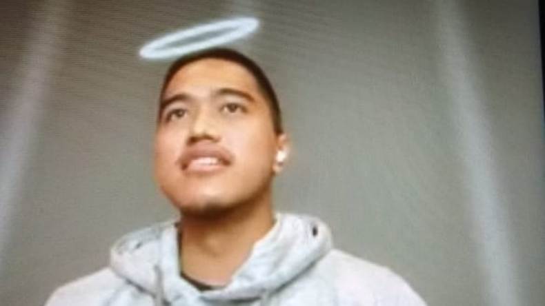 title Kaesang Tampil Unik saat Jumpa Pers Virtual Piala Wali Kota Solo, Ada Lingkaran Putih di Atas Kepalanya  Kaesang Tampil Unik saat Jumpa Pers Virtual Piala Wali Kota Solo, Ada Lingkaran Putih di Atas Kepalanya