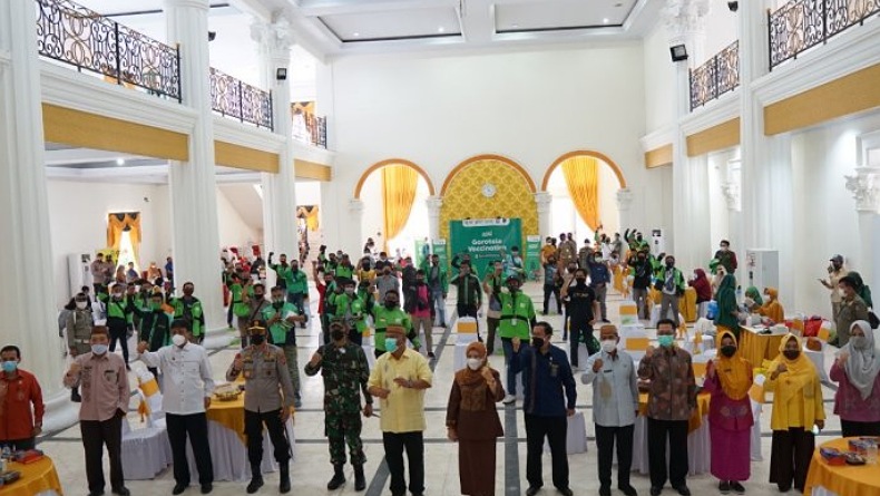 Ratusan Pengemudi Ojol dan Bentor di Gorontalo Terima Vaksin Covid-19