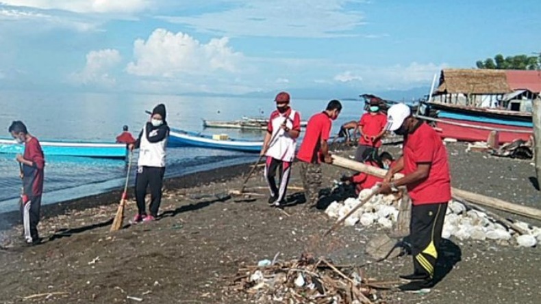 Warga Minahasa Tenggara Bersihkan Sampah Sisa Banjir di Pesisir Pantai 