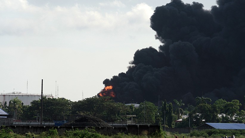 Kilang Minyak Pertamina Masih Terbakar, Asap Hitam Membubung Tinggi - Bagian 3