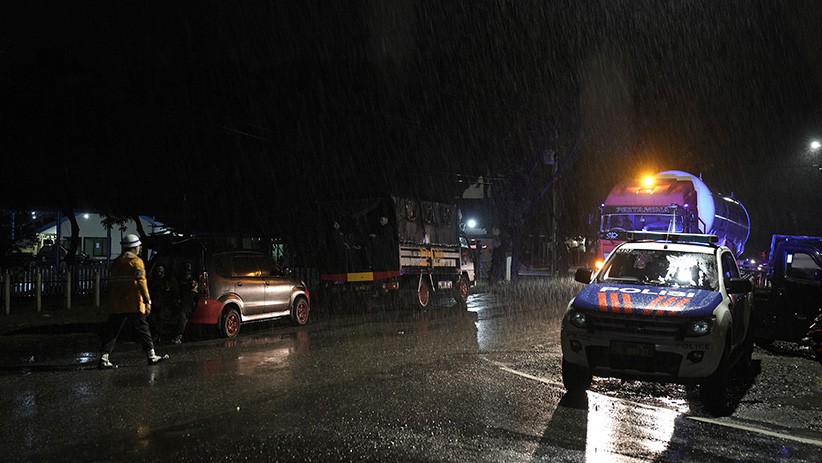 Kilang Minyak Pertamina Cilacap Kebakaran, Begini Suasana Depan Lokasi - Bagian 1