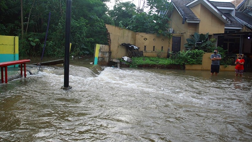 Rumah Hancur Tertimpa Tanah Longsor di Ciputat - Bagian 2