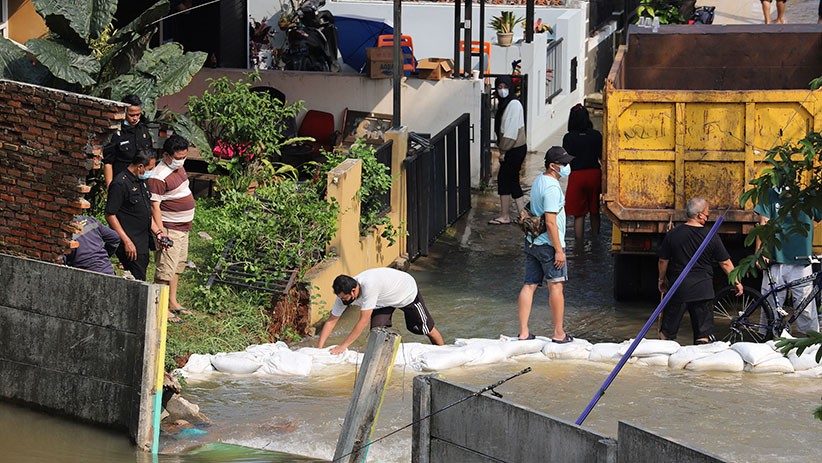 Tanggul Jebol, Perumahan Nerada Estate Ciputat Terendam Banjir - Bagian 1