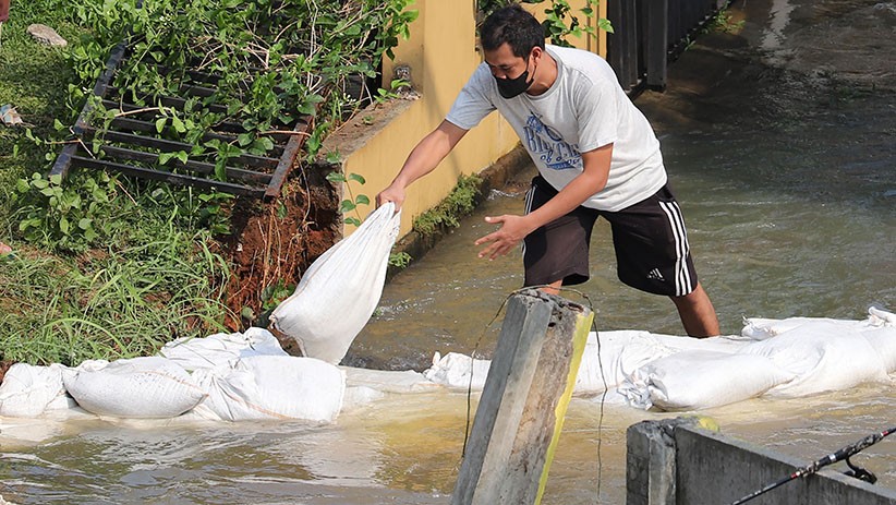 Tanggul Jebol, Perumahan Nerada Estate Ciputat Terendam Banjir - Bagian 2