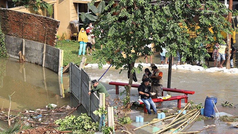 Tanggul Jebol, Perumahan Nerada Estate Ciputat Terendam Banjir - Bagian 3