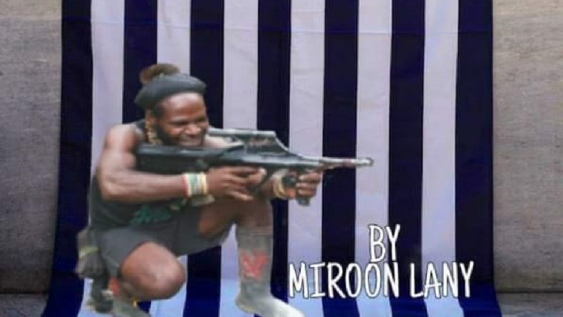 Beredar Foto-Foto Anggota KKB Mairon Tabuni Bergaya sambil Angkat Senjata