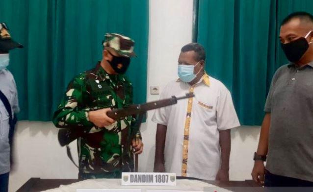 Warga Sorong Serahkan Senpi Mauseri dan 49 Butir Peluru ke TNI