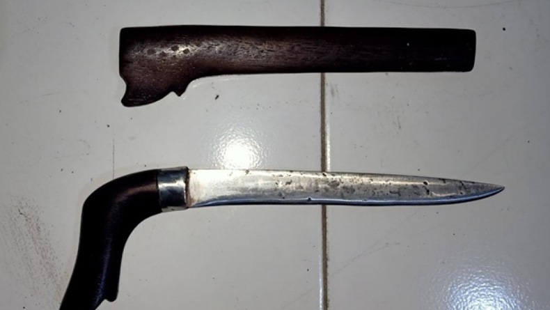 title Polisi Tangkap Seorang Remaja yang Membawa Senjata Tajam di Bitung Polisi Tangkap Seorang Remaja yang Membawa Senjata Tajam di Bitung