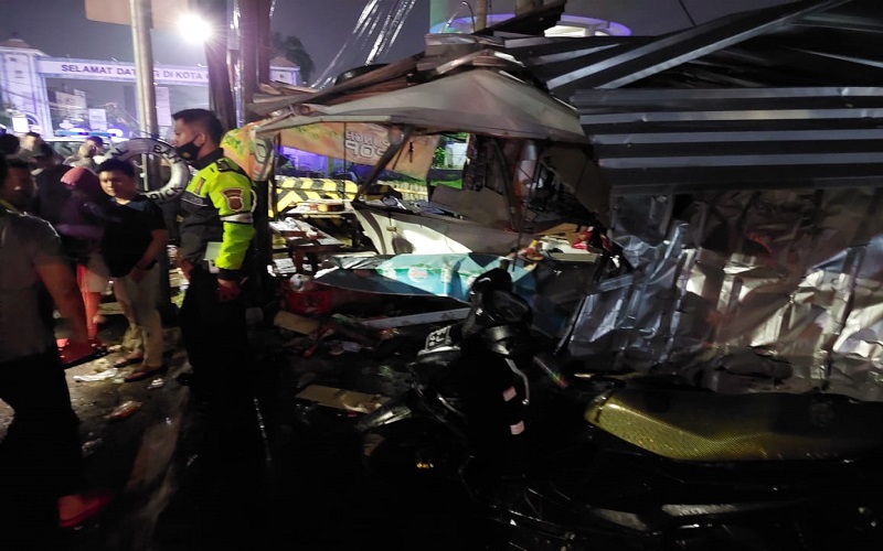 Minibus Innova Tabrak Motor dan Warung di Cirebon, Kasatlantas: Pengemudi Diduga Mabuk