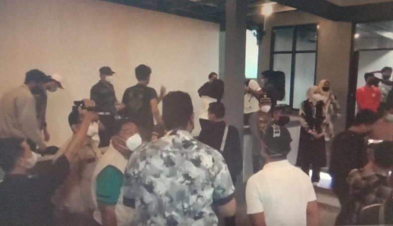 Berkerumun dan Abaikan Prokes, Pengunjung Kafe di Purwakarta Dibubarkan