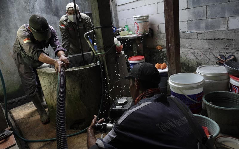 Pertamina Bersihkan Sumur Warga Terdampak Kebakaran Kilang Cilacap - Bagian 1
