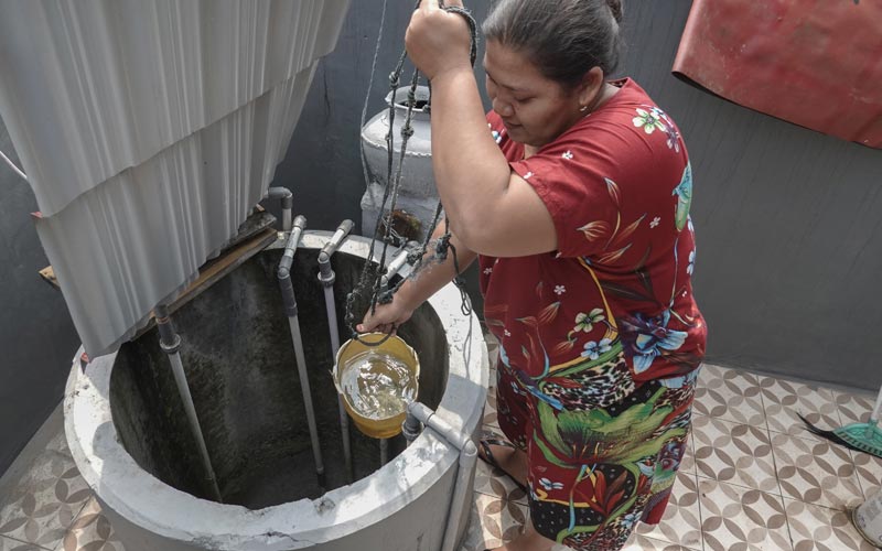 Pertamina Bersihkan Sumur Warga Terdampak Kebakaran Kilang Cilacap - Bagian 2