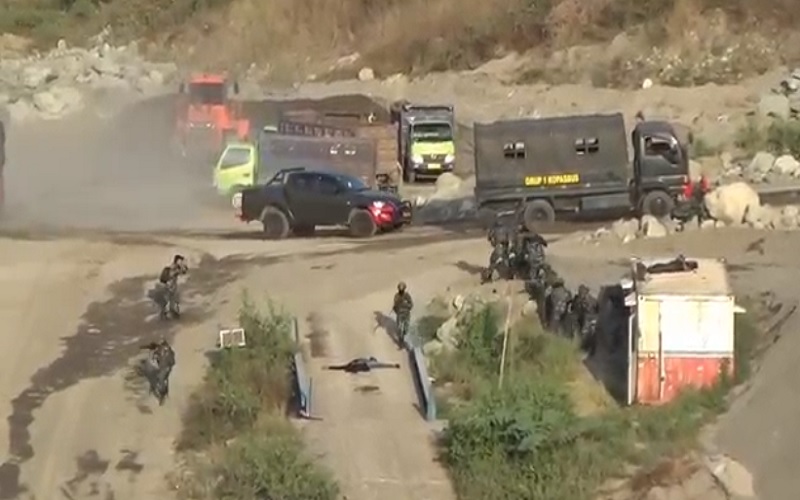 Baku Tembak, Prajurit Kopassus Lumpuhkan KKB saat Perang di Hutan