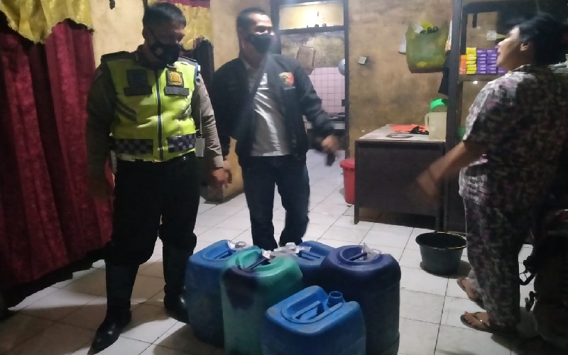 Berantas Premanisme dan Kriminalitas di Dayeuhkolot Bandung, Polisi Sita 7 Jeriken Tuak